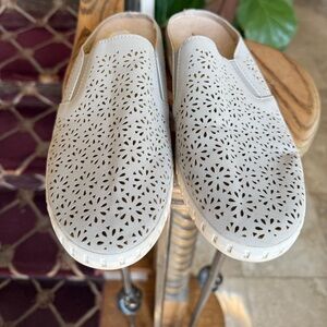 . J SPORT by JANBU ladies slides excellent condition size 9 grey.